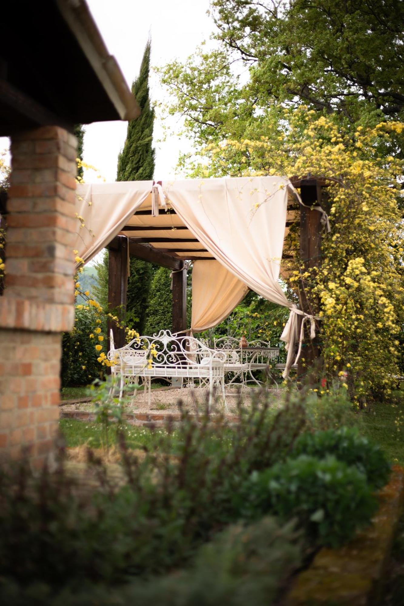 Ca' le cerque, villa surrounded by the Marche nature Fossombrone Extérieur photo